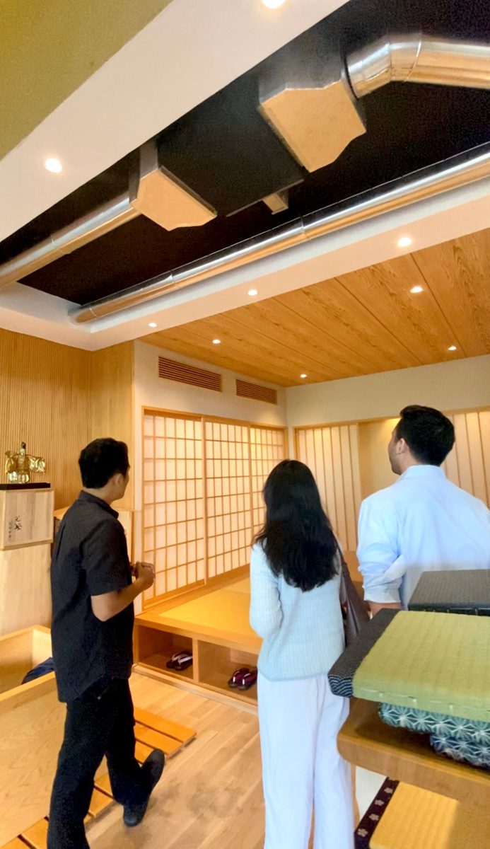 Tim Sejuk Kencana bersama pelanggan di ruang showroom