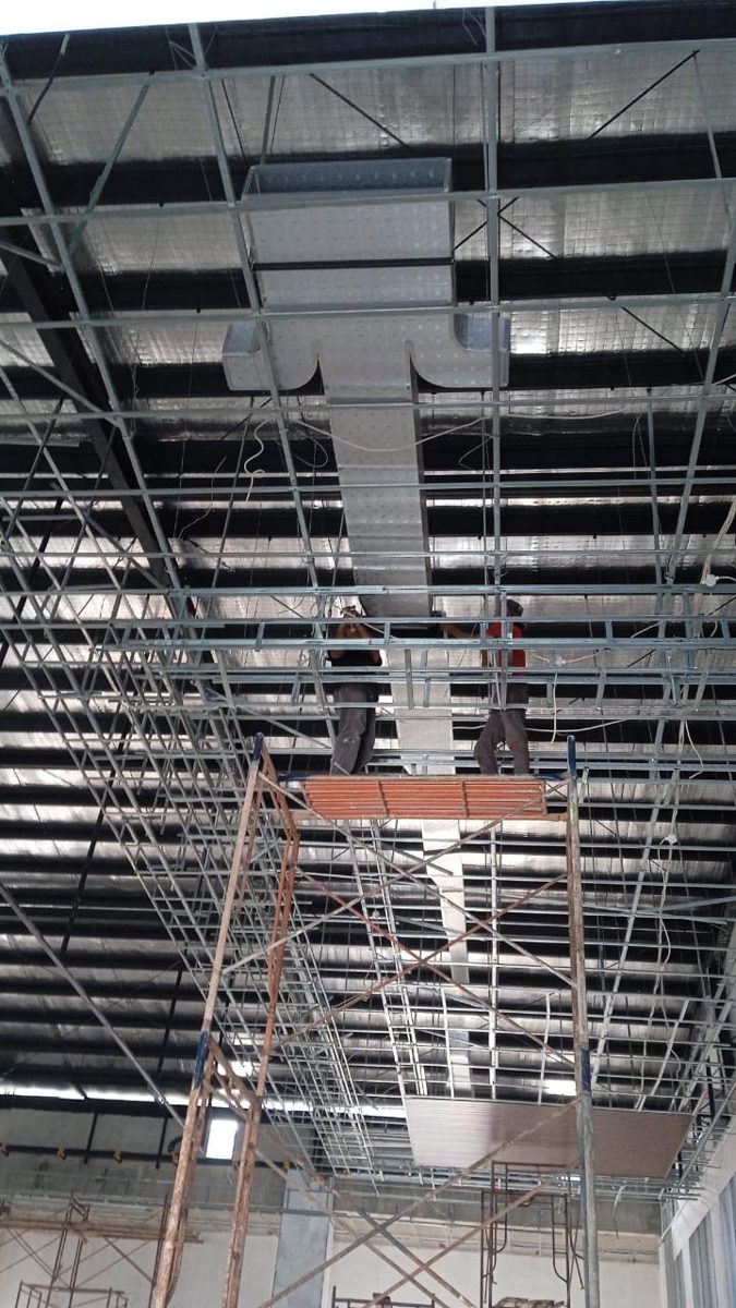 Pemasangan ducting AC di gedung