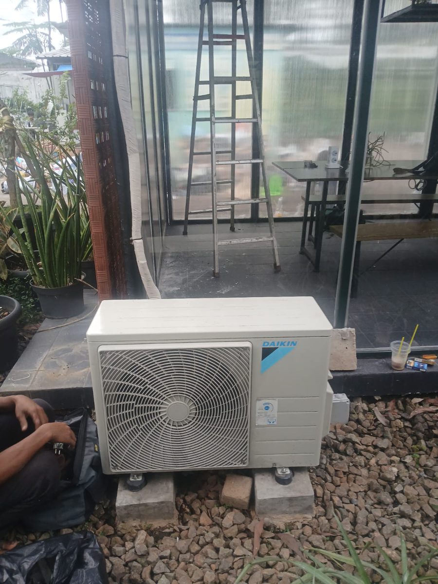 Unit outdoor AC terpasang di taman