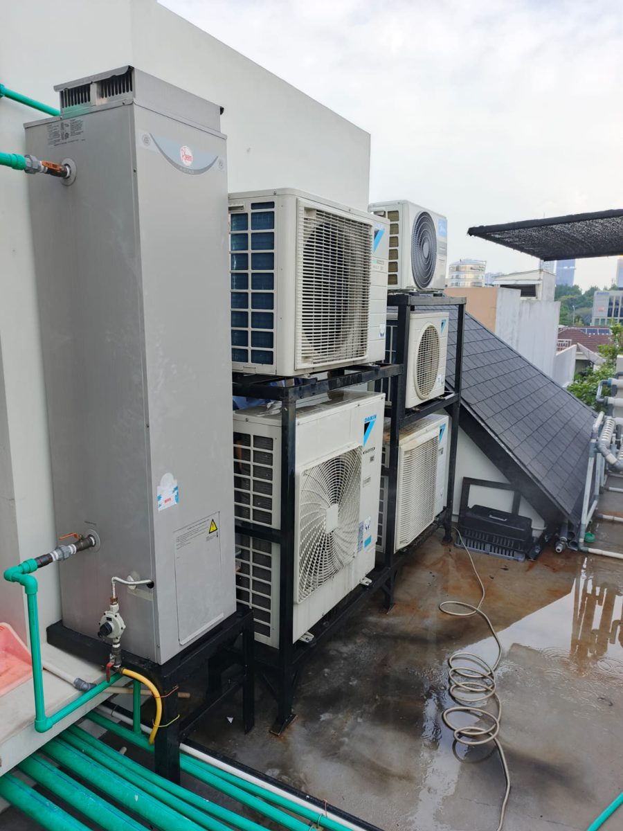 Pemasangan unit outdoor AC di atap gedung