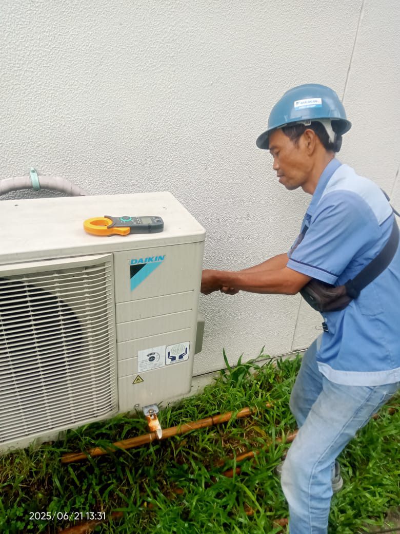 Teknisi memeriksa unit outdoor AC